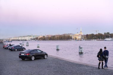 Neva Nehri setin batımında St Petersburg günbatımı, manzaraya