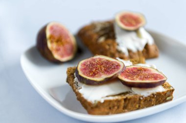 sandviç, bütün tahıl ekmeği, incir, Gorgonzola peyniri bir tabakta aperatifler