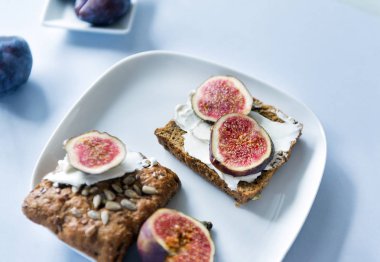 sandviç ile tam tahıllı ekmek Gorgonzola peyniri ve incir, atıştırmalıklar, lezzetli sağlıklı gıda