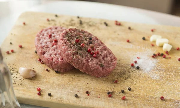 Filetes Carne Cruda Con Especias Cocina Madera Junta Ajo Especias — Foto de Stock