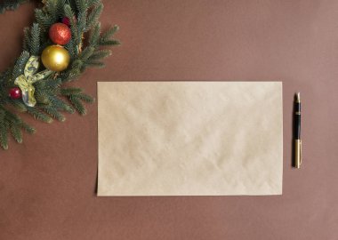 Sarı ve kırmızı topları, Kraft yaprak, kahverengi zemin üzerine dolma kalem ile Noel ağacı çelenk