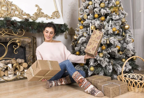 White Girl Next Christmas Tree Fireplace Chooses Gifts — Stock Photo, Image