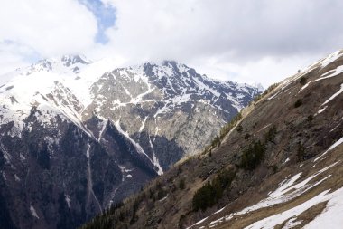 kış kış dağ manzarası, Rusya 2018, Kafkas Dağları doruklarına