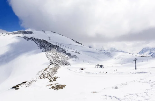 Teleférico Largo Ladera Montaña Cubierta Nieve Montañas Del Cáucaso Estación —  Fotos de Stock