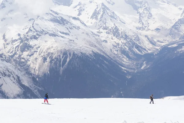 Esquiadores Alpinos Las Montañas Del Cáucaso Deportes Invierno Estación Esquí — Foto de Stock