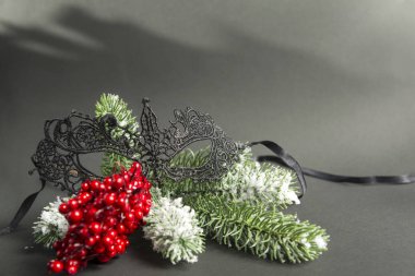 kırmızı meyveler siyah bir arka plan Christmas dekor ile bir köknar dalı 1 dantel siyah maskeli balo maskesi