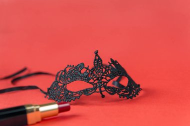 1 dantelli siyah maske, kırmızı ruj kırmızı zemin üzerine siyah Kılıf