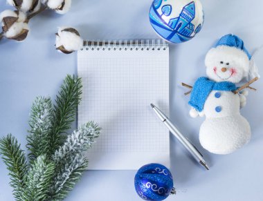 saf beyaz Not defteri levha, yazı, gümüş kolu, yeşil çam dalı, pamuk şube, 2 mavi Noel topları, mavi arka plan, üstten görünüm, kardan adam için yer yakın, kardan adam, Noel top, düz yatıyordu mavi
