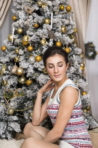 White Girl Knitted Dress Sitting Floor Christmas Tree Decorated Gold — Stock Photo, Image