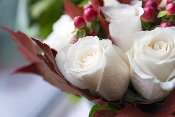 Букет Білих Троянд Червоними Ягодами Листям Каштана Квітами Весільним Букетом — стокове фото
