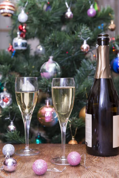Bicchieri Spumante Una Bottiglia Champagne Palline Natale Rosa Sullo Sfondo — Foto Stock
