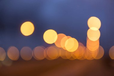  sarı fenerler, sarı noktalar üzerinde mavi arka plan bulanıklık.,