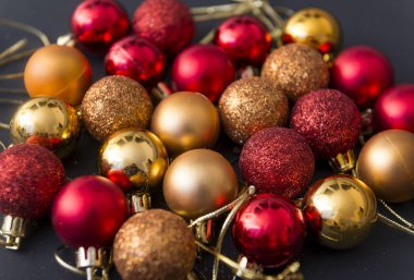 çok kırmızı ve siyah arka plan üzerine altın Noel topları