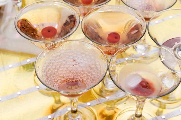 Glas Champagne Med Körsbär Bubblor Ytan Glaset Alkoholhaltig Dryck — Stockfoto