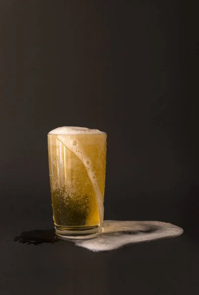 黒の背景に泡と光のビールのグラス — ストック写真