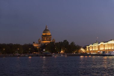 St. Petersburg, St. Isaac's Cathedral ışıklar, Anayasa Mahkemesi Binası, Neva nehir gece gece görünümü