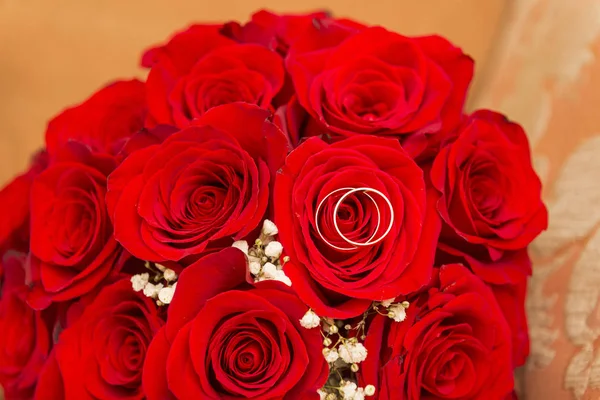 Fedi Nuziali Mazzo Rose Rosse Bouquet Sposa Rosso Fiore — Foto Stock