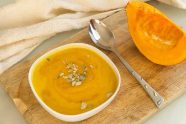 bir tabak, ahşap mutfak tahta kaşık, sebze çorbası Turuncu kabak çorbası