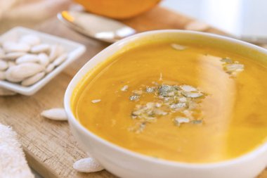 bir tabak, kremalı sebze çorbası, kabak çekirdeği kabak çorbası