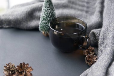 siyah çay Kupası siyah arka plan, Noel ağacı, koniler, karanlık kazak, sıcak içecek