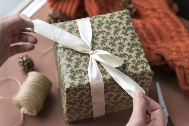 bir Noel hediyesi, kırmızı kumaş, koni ile bir kutu üzerinde beyaz fiyonk erkekler elim kolum