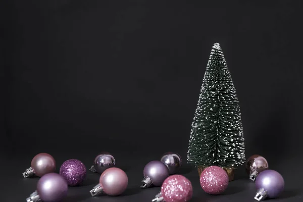 Árbol Navidad Bolas Navidad Rosa Sobre Fondo Negro Árbol Navidad —  Fotos de Stock