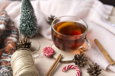 bir fincan çay, kazak, şekerleme, koniler, küçük ağaç, Noel natürmort, iş parçacığı skein