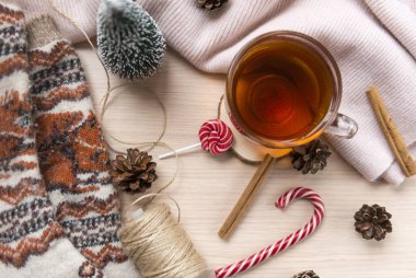 Noel natürmort, bir fincan çay, kazak, şekerleme, dondurma, küçük ağaç, 