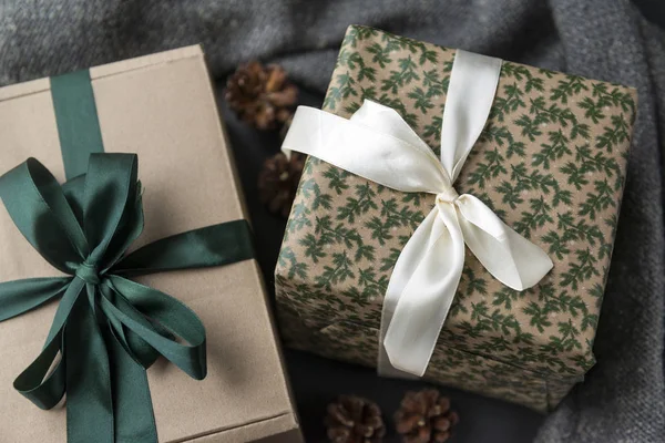 Zwei Geschenkboxen Geschenkpapier Mit Schleifen Auf Dunklem Hintergrund — Stockfoto