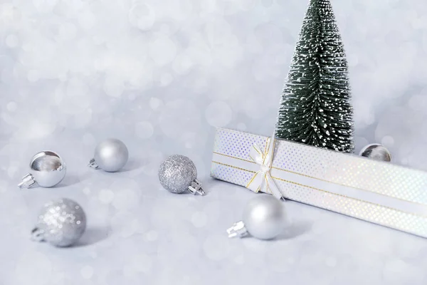 Karácsonyfa Ezüst Karácsonyi Bálok Doboz Ajándék Egy Szürke Háttér Homályos — Stock Fotó