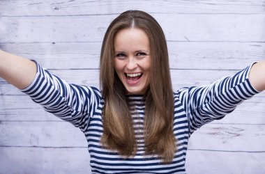  gülen kız, kız uzun saç yelek mutlu, 1 mutlu yüz ile genç bir kadın, 