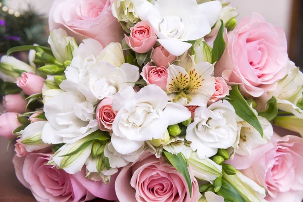 Весільний Букет Рожевих Троянд Білої Фрезії Квіти — стокове фото
