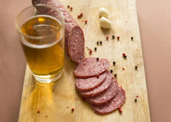 Salsicha Fatiada Com Especiarias Alho Copo Cerveja Uma Tábua Madeira — Fotografia de Stock