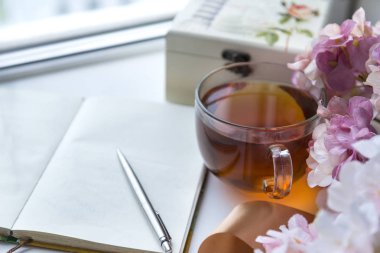 siyah çay kupa, defter, kalem, pembe ortanca çiçek, Pencere pervazı kutusunu açtı