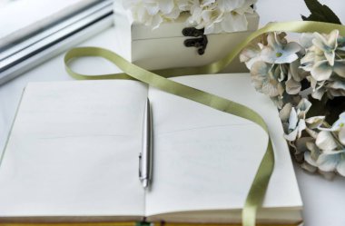 Not defteri açıldı kalem, çiçek, şerit, kutusu, boş sayfa kağıda yazmak için boş alan ile