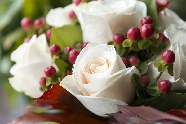 Buquê Rosas Brancas Bagas Vermelhas Muitas Flores — Fotografia de Stock