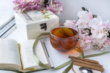 siyah çay kupa, Açık kitap, tarçın, kutusu, ortanca çiçek