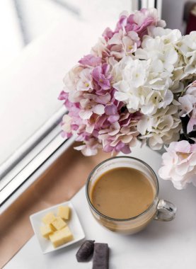 1 kupa, kahve, süt, pencere, peynir, şeker, çiçekler, ortanca, kahve içecek sıcak