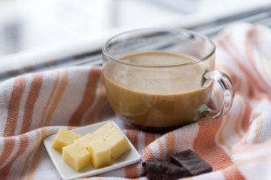 1 kupa, kahve, süt, pencere, peynir, şeker, kahve çizgili örme kumaş, sıcak içecek