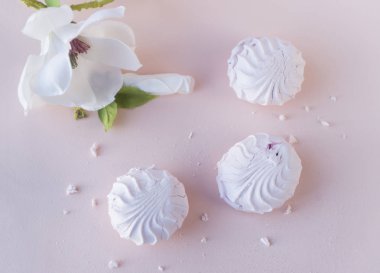 yumuşak pembe şekerleme meyve, Manolya çiçek pembe bir arka plan, şeker, tatlı