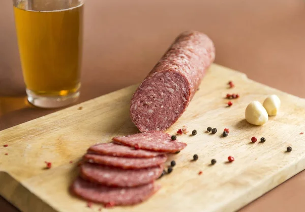 Salsicha Fumada Fatiada Salame Uma Tábua Corte Especiarias Alho Pimenta — Fotografia de Stock