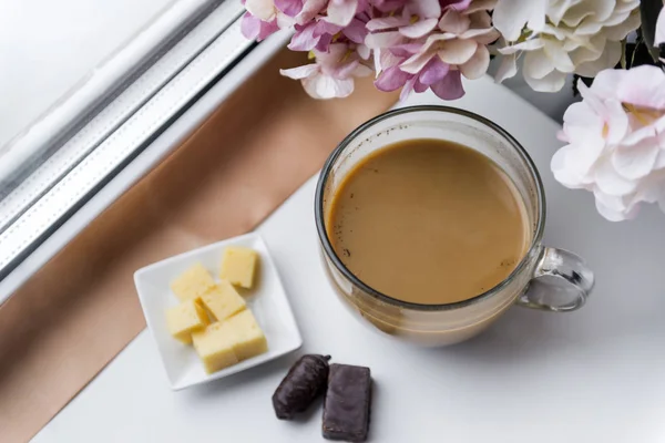 Taza Café Con Leche Chocolates Trozos Queso Flores Hortensias Cerca —  Fotos de Stock