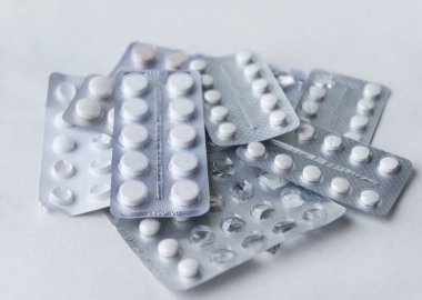 kabarcıklar paketi hap beyaz arka plan üzerinde beyaz yuvarlak haplardan bir sürü