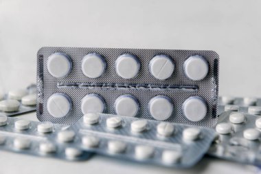 Beyaz arka plan üzerinde gümüş bir Vakumlu ambalaj tablet yuvarlak