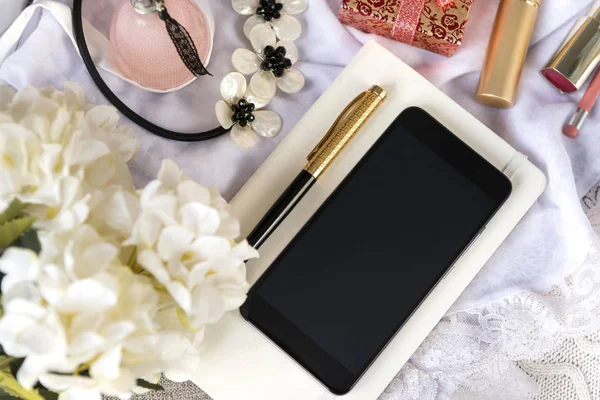 telefon, gadget, akıllı telefon, kalem, kolye, çiçek, parfüm şişesi, kadın şeyler, ruj, ortanca