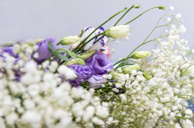 Eustoma çiçekler, birçok eflatun ve beyaz çiçek, buket