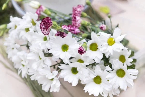 Flores Crisântemo Branco Cravos Borgonha Buquê Flores — Fotografia de Stock