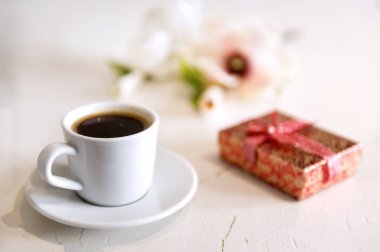 Siyah kahve, beyaz bir arka plan üzerinde bir yay ile kutusu