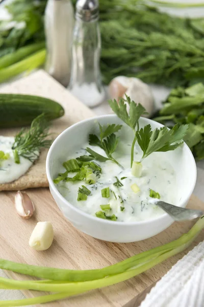 Yogur Griego Con Hierbas Ajo Pepino Ensalada Griega Plato Griego —  Fotos de Stock