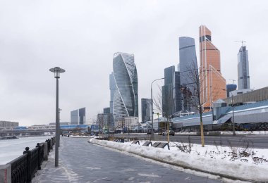 Moskova kenti kış bulutlu havalarda, Moskova Nehri çıkabilir